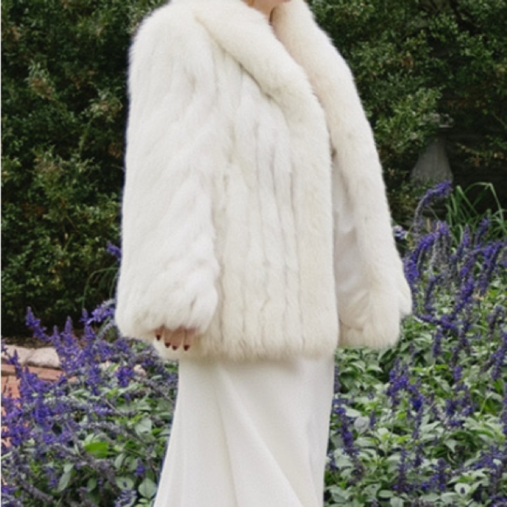 Luxurious Natural Blue Fox Fur Coat - Perfect for a Wedding - Picture 16 of 16